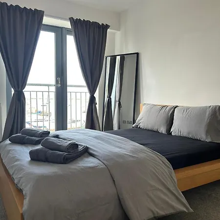Waterfront Spacious Flat דירה אדינבורו
