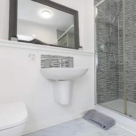 Free Parking - Centre - Sleeps 5 - Modern *