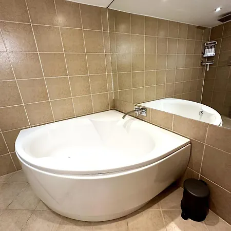 Stylish 2br - Walk To Attraction *