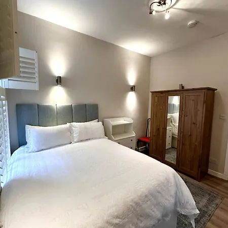 Stylish 2br - Walk To Attraction 아파트 *