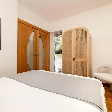 Argyl - The Foundry, A Bright One Bedroom House With Balcony * Edinburgh