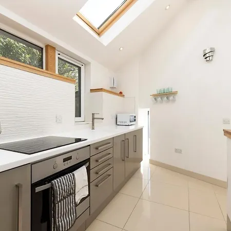 Argyl - The Foundry, A Bright One Bedroom House With Balcony