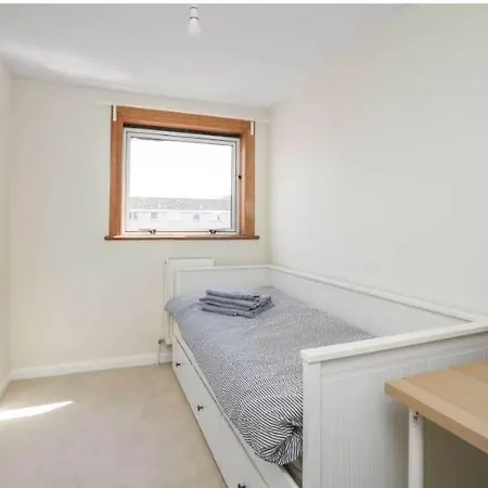 Charming 2 Bedroom With Parking And Garden Дом отдыха