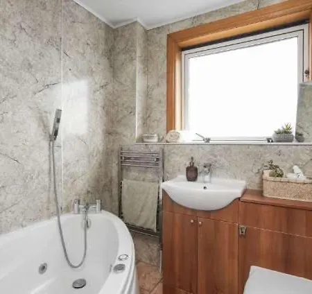 Charming 2 Bedroom With Parking And Garden Дом отдыха