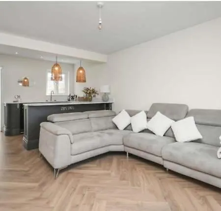 Charming 2 Bedroom With Parking And Garden Дом отдыха