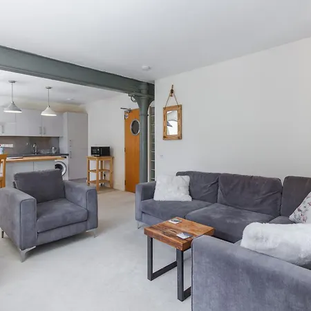 Industrial Chic 2bd Flat In Historic Whisky Bond