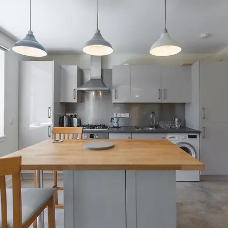 Industrial Chic 2bd Flat In Historic Whisky Bond *