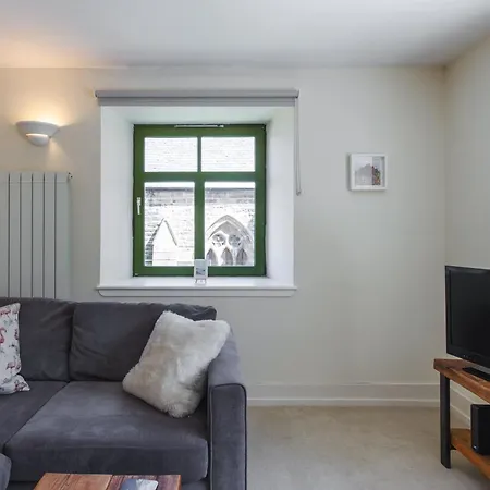 Industrial Chic 2bd Flat In Historic Whisky Bond Apartment