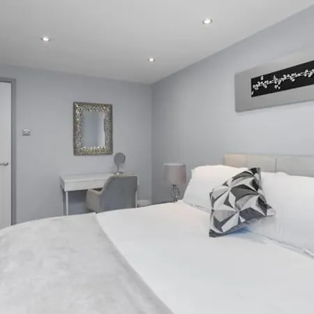 Ferienhaus Dynastays- Stylish Seaside Home- Dog Friendly, Garden&parking Edinburgh