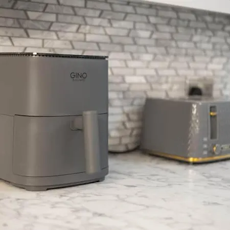 Dynastays- Stylish Seaside Home- Adults Only, Dog Friendly, Garden & Parking *