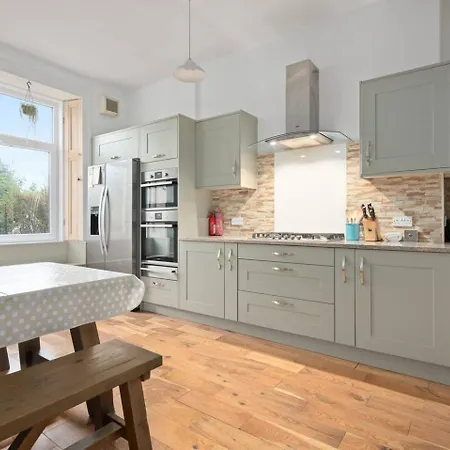 Homely 2 Bedroom - Pass The Keys Edinburgh