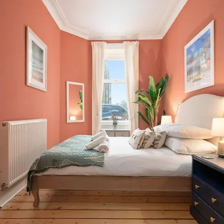 Homely 2 Bedroom - Pass The Keys *