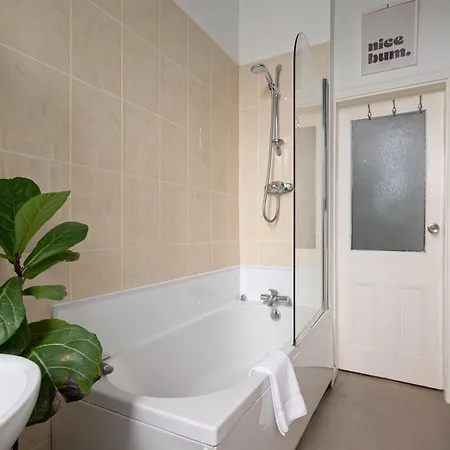 Homely 2 Bedroom - Pass The Keys *