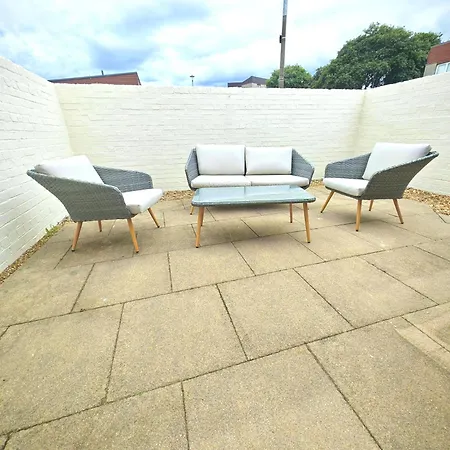 Cozy Corner 2 Bedroom House בית נופש