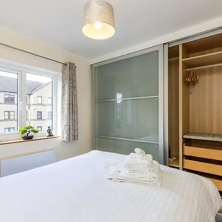 Two Bedroom Apartment, Free Parking Available Near Centre Attractions