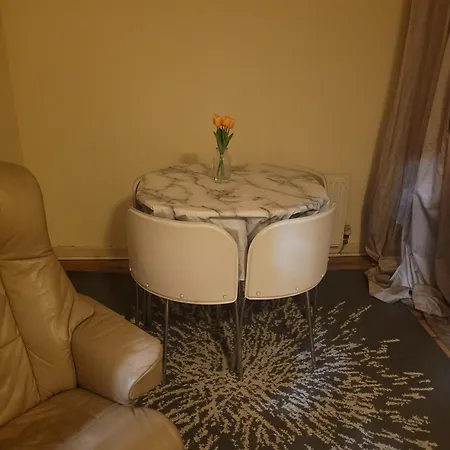 2 Bed Flat *