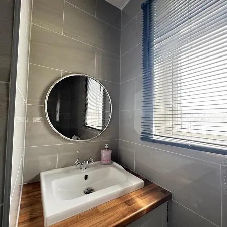 Spacious 2br By Portobello *