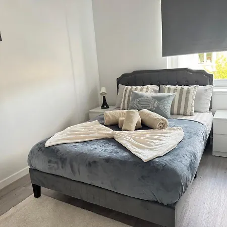 Spacious 2br By Portobello