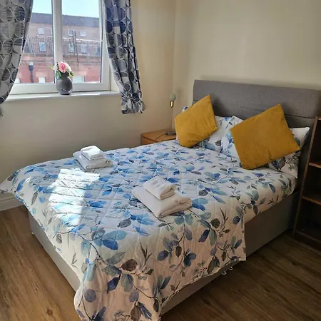 Centre One Private Bedroom In Shared With Private Bathroom With Free Car Parking *