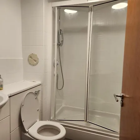 Stunning 3bed With Balcony And Free Parking Apartment *