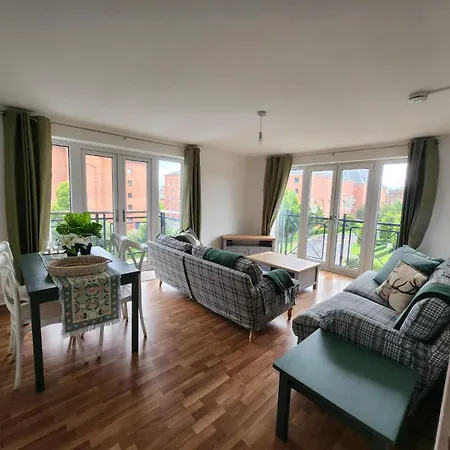 Stunning 3bed With Balcony And Free Parking Apartment Edinburgh