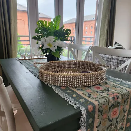Stunning 3bed With Balcony And Free Parking アパート *