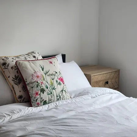 Stunning 3bed With Balcony And Free Parking