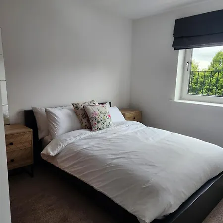 Stunning 3bed With Balcony And Free Parking Apartment