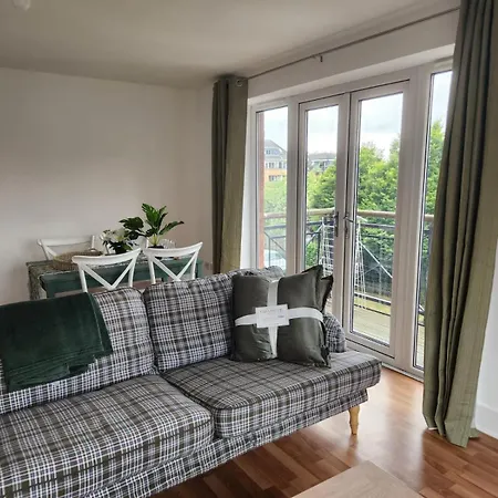Apartment Stunning 3bed With Balcony And Free Parking *