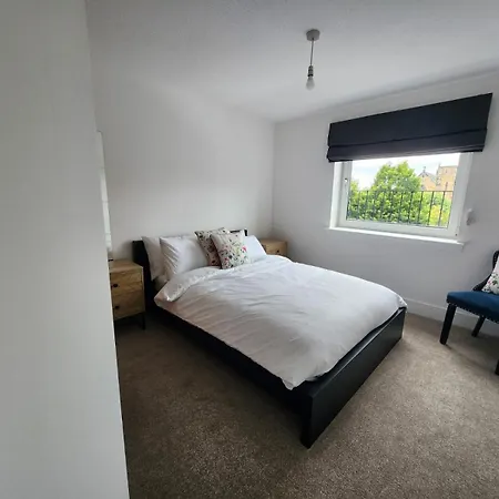 Stunning 3bed With Balcony And Free Parking *