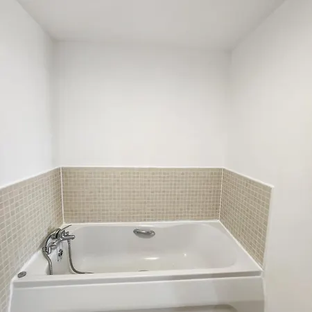 Stunning 3bed With Balcony And Free Parking Apartment Edinburgh