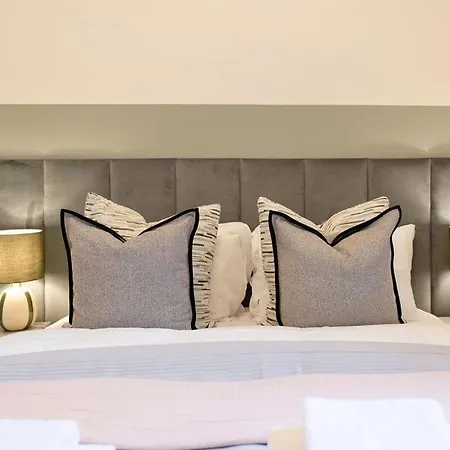 The Compact Caledonian Flat - Haymarket Edinburgh