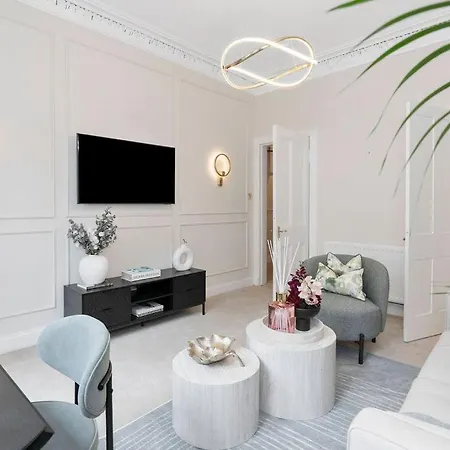 The Compact Caledonian Flat - Haymarket