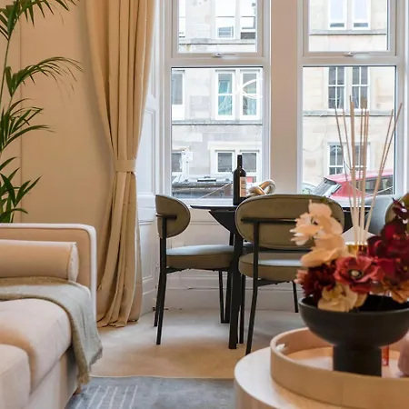 The Compact Caledonian Flat - Haymarket דירה