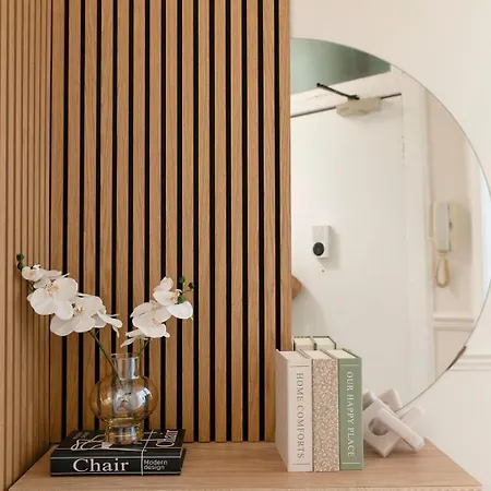 The Compact Caledonian Flat - Haymarket * 爱丁堡