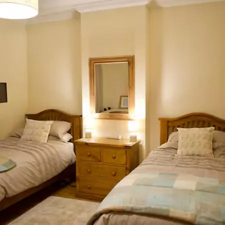 Newly Refurbed With Free Parking Apartment Edinburgh