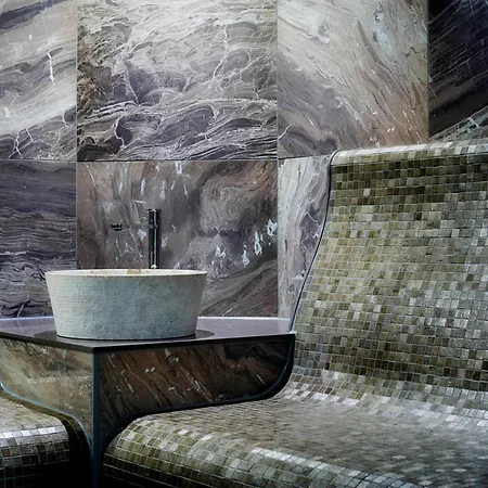 Sheraton Grand & Hotel