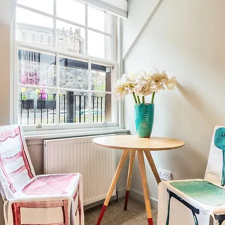 Our Eclectic Castle View Appartement *