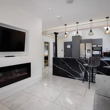 Boutique 2br On Royal Mile - Freestanding Bathtub *