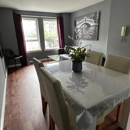 Two Bedroom Flat Close To Meadows With Free Parking By Parking Permit * Edimburgo