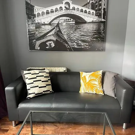 Two Bedroom Flat Close To Meadows With Free Parking By Parking Permit Апартаменты