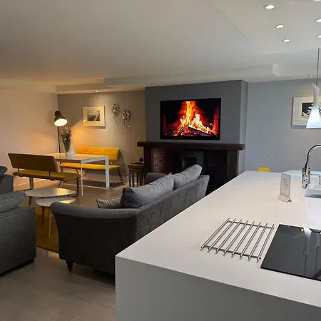 Sleeps 10 - Hot Tub - Pool Table - Play Park Holiday home *