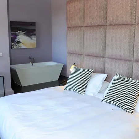 B+B Edinburgh Hotel 4*