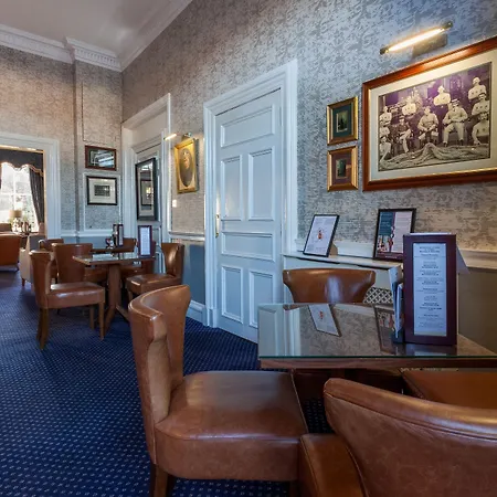 Royal Scots Club מלון 3*