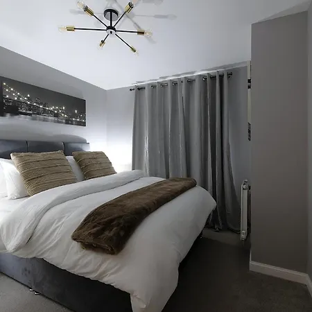 Elegant 4br Home, Parking, Centre, Sleeps7 Holiday home *