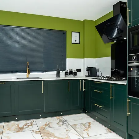 Villa Luxury 5bd, Gym, Parking, Bus To Airport, Sleeps10 *