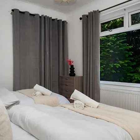 Villa Luxury 5bd, Gym, Parking, Bus To Airport, Sleeps10 Edinburgh