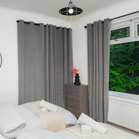 Luxury 5bd, Gym, Parking, Bus To Airport, Sleeps10 Villa