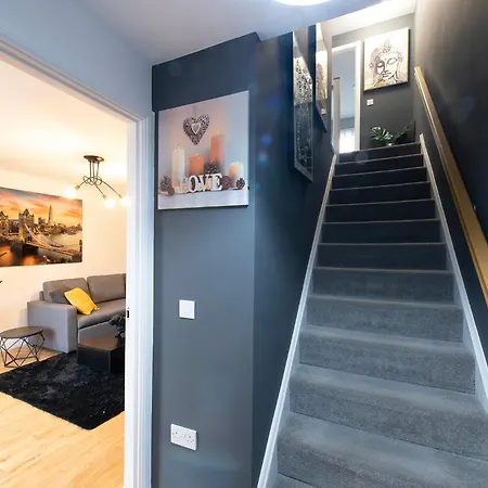 Holiday home Elegant 4br Home, Parking, Centre, Sleeps7 *