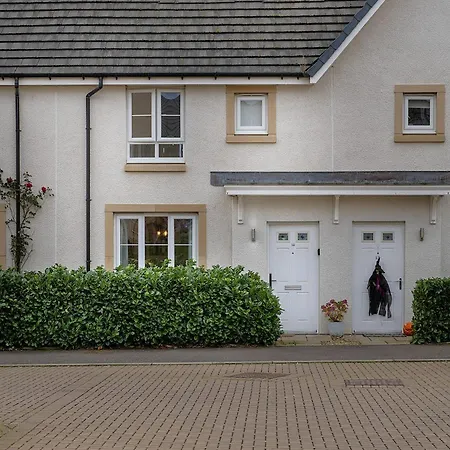 Elegant 4br Home, Parking, Centre, Sleeps7 Holiday home *